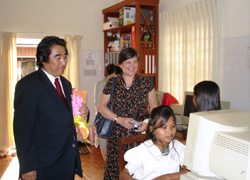 Mr. Toshu Fukami introduced his friend Ms. Katherine Marshall,
 vice-president of the World Bank, to the children in the computer House.